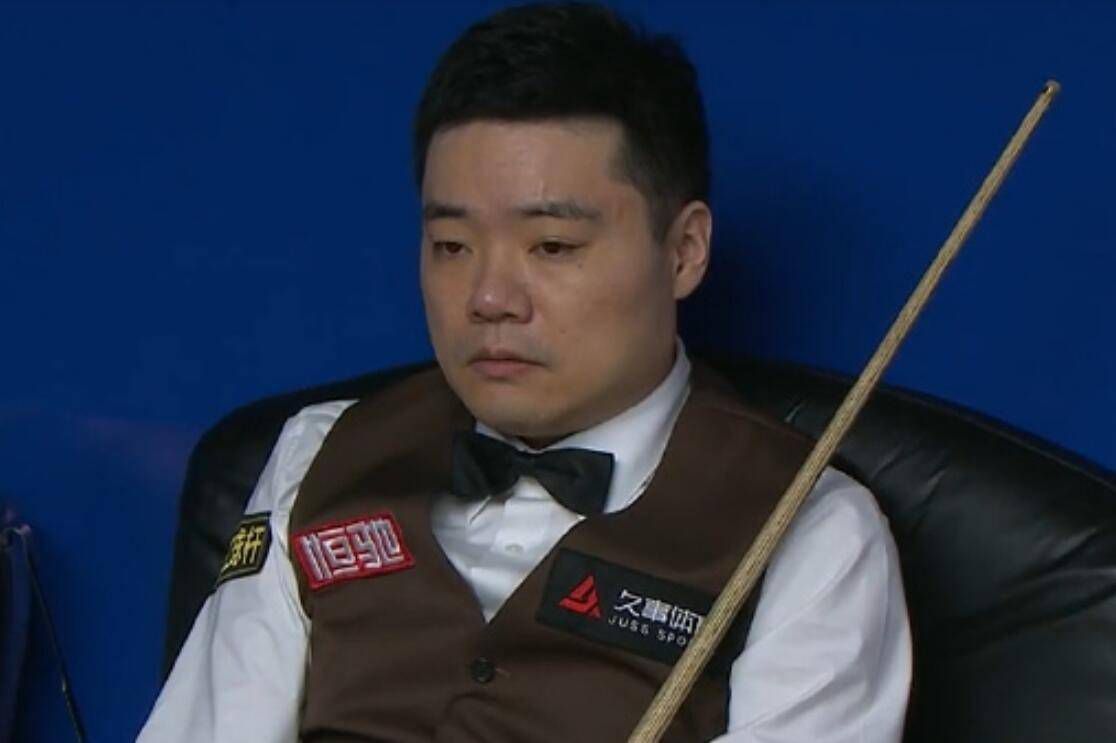 陈泽楷直接坐进驾驶舱的副驾驶位，开口对飞行员说道：快走。